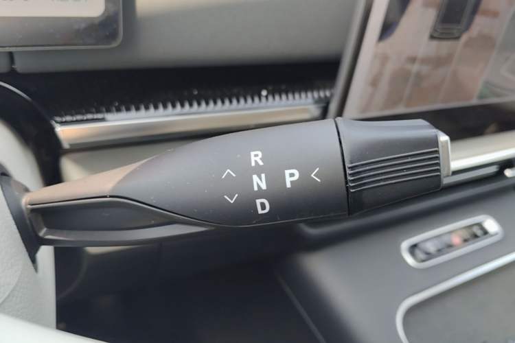 Used VOYAH Dream 2025 PHEV Four-Wheel Drive Prestige Kunpeng Edition Gear Lever