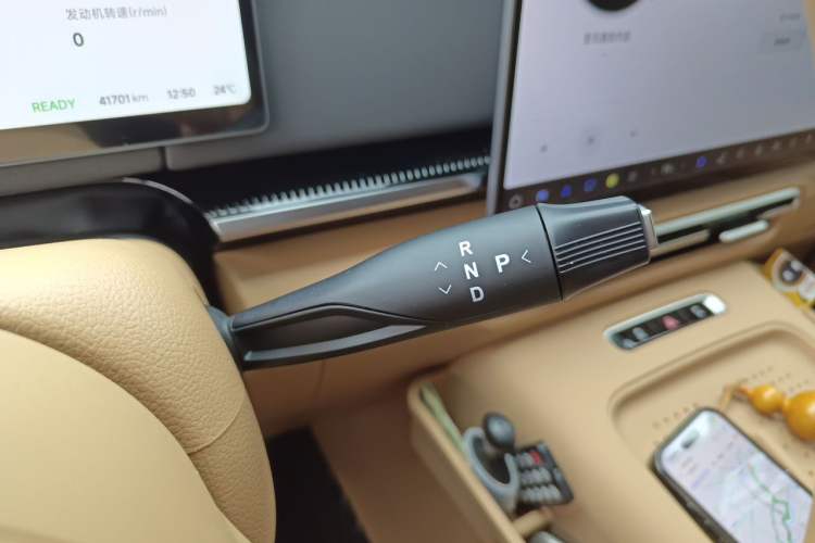 Used VOYAH Dream 2025 PHEV Four-Wheel Drive Prestige Kunpeng Edition Gear Lever