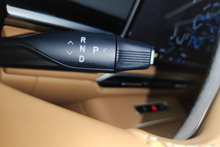 Used VOYAH Dream 2025 PHEV Four-Wheel Drive Excellence Kunpeng Edition Gear Lever