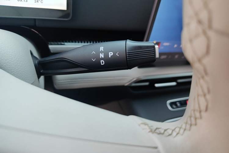 Used VOYAH Dream 2025 PHEV Four-Wheel Drive Excellence Kunpeng Edition Gear Lever