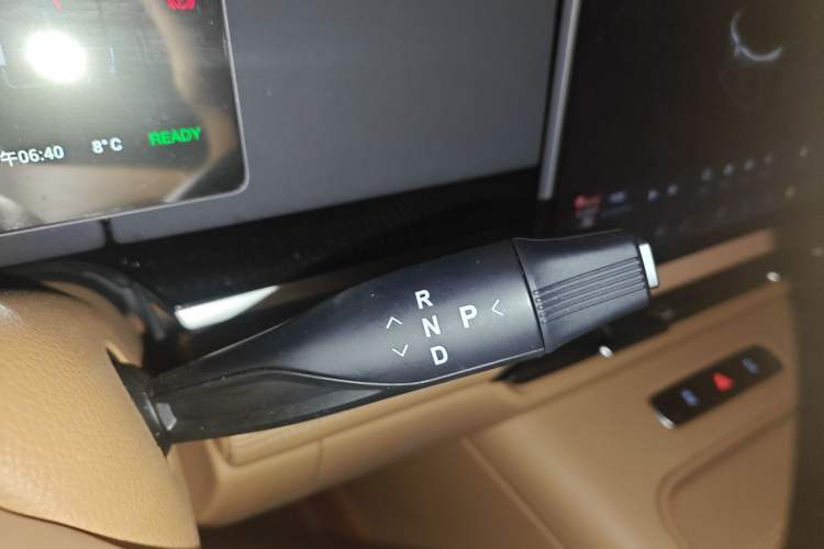 Used VOYAH Dream 2025 PHEV Four-Wheel Drive Excellence Kunpeng Edition Gear Lever