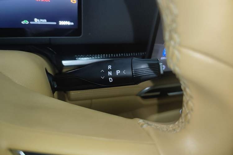 Used VOYAH Dream 2025 PHEV Four-Wheel Drive Excellence Qiankun Edition Gear Lever