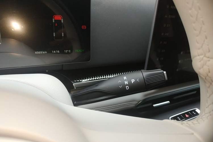 Used VOYAH Dream 2025 PHEV Four-Wheel Drive Prestige Kunpeng Edition Gear Lever