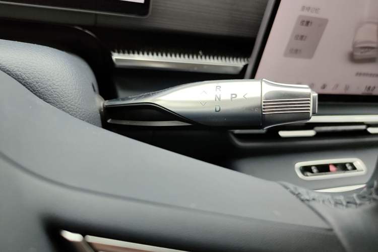 Used VOYAH Dream 2025 PHEV Four-Wheel-Drive Flagship Version – Qiankun Edition Gear Lever