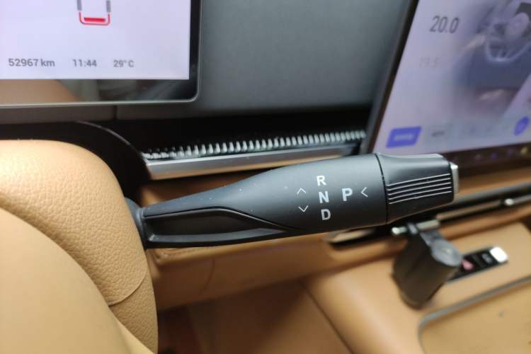 Used VOYAH Dream 2025 PHEV Four-Wheel Drive Excellence Qiankun Edition Gear Lever