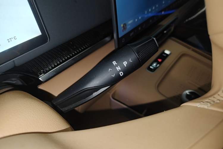Used VOYAH Dream 2025 PHEV Four-Wheel Drive Prestige Kunpeng Edition Gear Lever