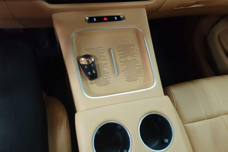 Used VOYAH Dream 2025 PHEV Four-Wheel Drive Prestige Qiankun Edition Gear Lever