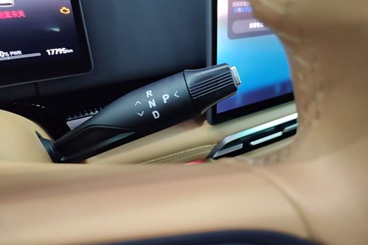 Used VOYAH Dream 2025 PHEV Four-Wheel Drive Prestige Qiankun Edition Gear Lever