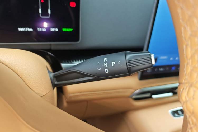 Used VOYAH Dream 2025 PHEV Four-Wheel Drive Prestige Kunpeng Edition Gear Lever
