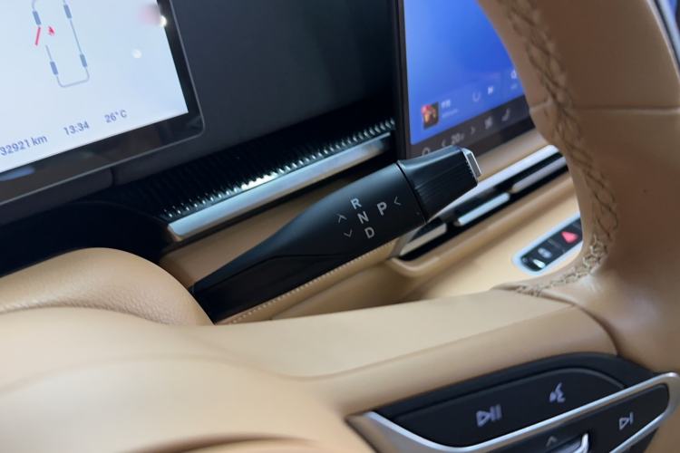Used VOYAH Dream 2025 PHEV Four-Wheel Drive Excellence Kunpeng Edition Gear Lever