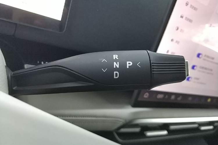 Used VOYAH Dream 2025 PHEV Four-Wheel Drive Excellence Kunpeng Edition Gear Lever