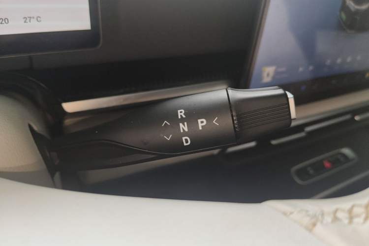 Used VOYAH Dream 2025 PHEV Four-Wheel Drive Prestige Kunpeng Edition Gear Lever