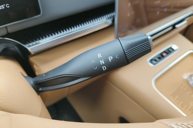 Used VOYAH Dream 2025 PHEV Four-Wheel Drive Prestige Kunpeng Edition Gear Lever