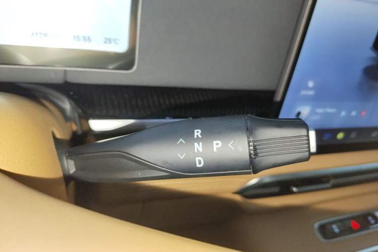 Used VOYAH Dream 2025 PHEV Four-Wheel Drive Excellence Kunpeng Edition Gear Lever