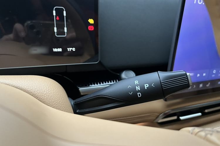 Used VOYAH Dream 2025 EV Four-Wheel Drive Prestige Kunpeng Edition Gear Lever