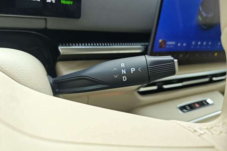 Used VOYAH Dream 2025 PHEV Four-Wheel Drive Prestige Kunpeng Edition Gear Lever