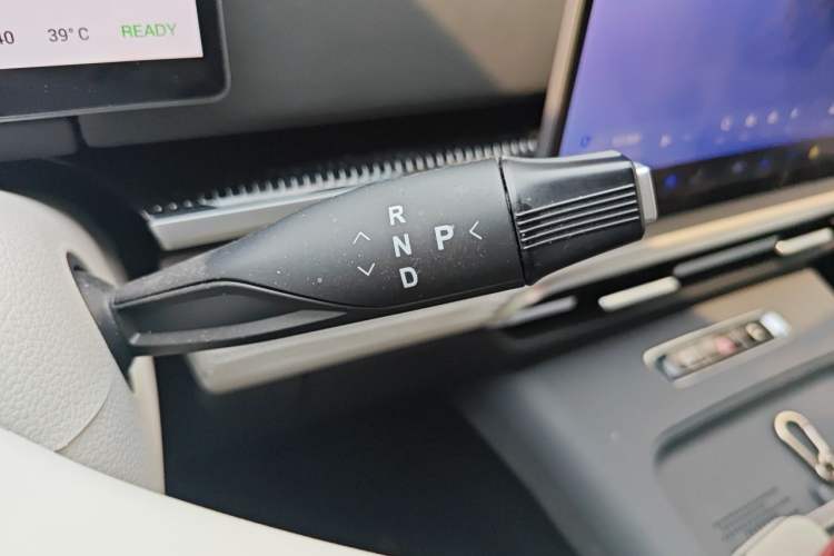 Used VOYAH Dream 2025 EV Four-Wheel Drive Excellence Kunpeng Edition Gear Lever