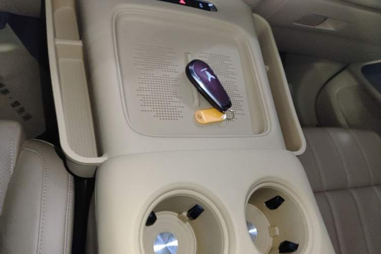 Used VOYAH Dream 2025 PHEV Four-Wheel-Drive Flagship Version – Qiankun Edition Gear Lever