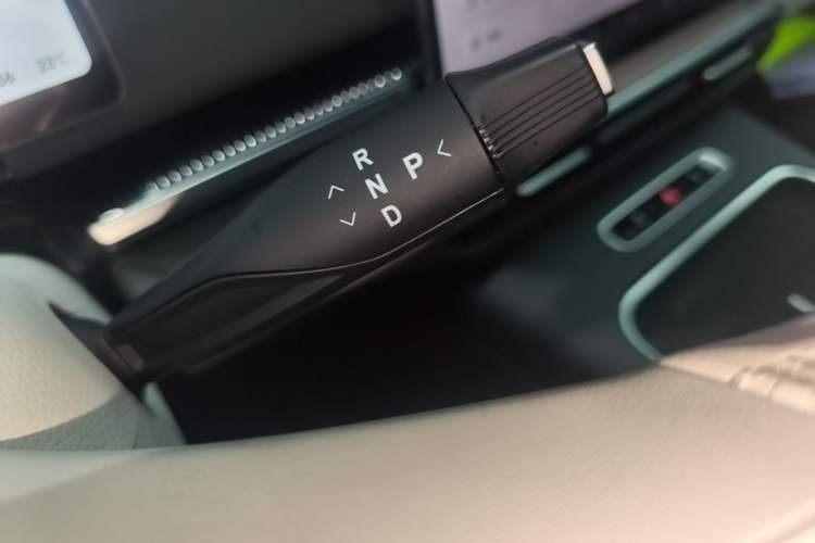 Used VOYAH Dream 2025 PHEV Four-Wheel Drive Prestige Kunpeng Edition Gear Lever