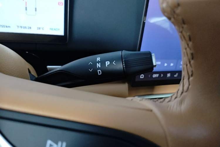 Used VOYAH Dream 2025 PHEV Four-Wheel-Drive Flagship Kunpeng Edition Gear Lever