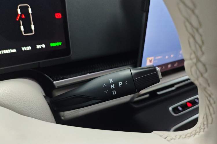 Used VOYAH Dream 2025 PHEV Four-Wheel Drive Excellence Kunpeng Edition Gear Lever