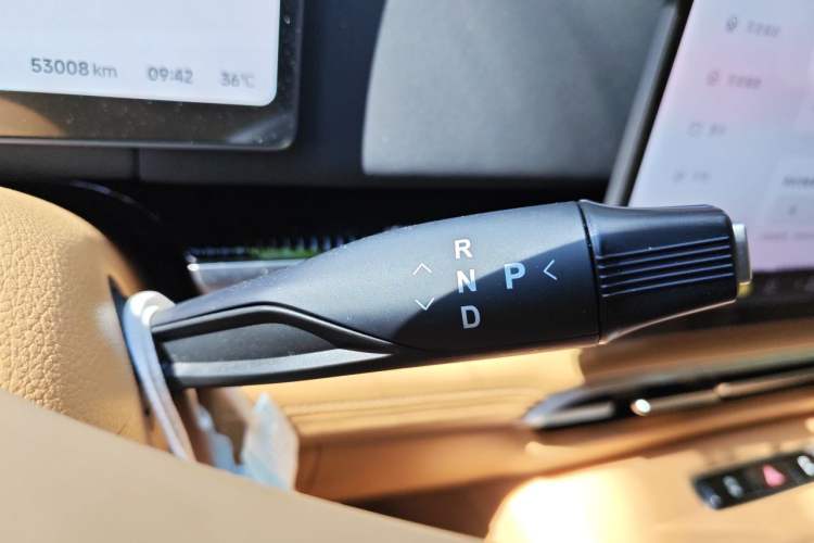 Used VOYAH Dream 2025 PHEV Four-Wheel Drive Excellence Kunpeng Edition Gear Lever