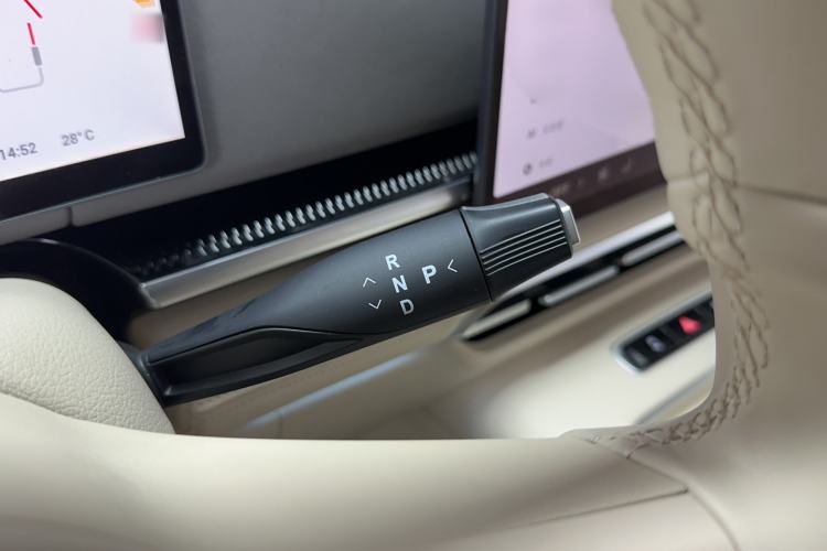 Used VOYAH Dream 2025 PHEV Four-Wheel Drive Prestige Kunpeng Edition Gear Lever