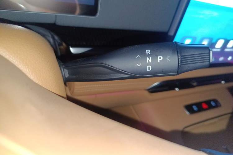 Used VOYAH Dream 2025 PHEV Four-Wheel Drive Prestige Kunpeng Edition Gear Lever