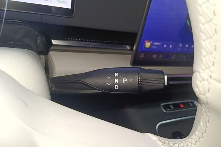 Used VOYAH Dream 2025 PHEV Four-Wheel Drive Prestige Kunpeng Edition Gear Lever