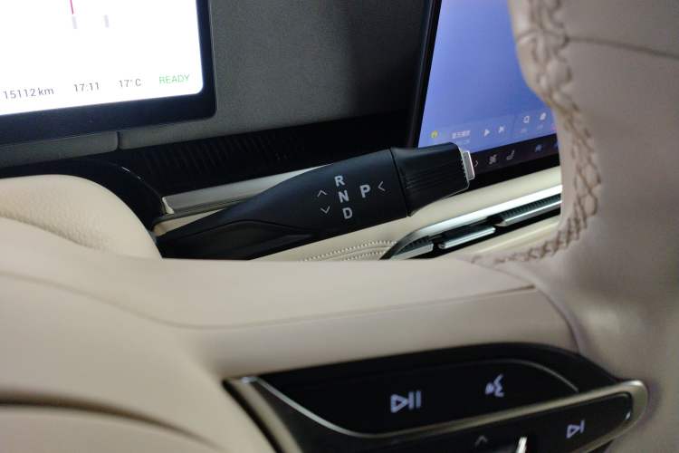 Used VOYAH Dream 2025 EV Four-Wheel Drive Flagship Kunpeng Edition Gear Lever