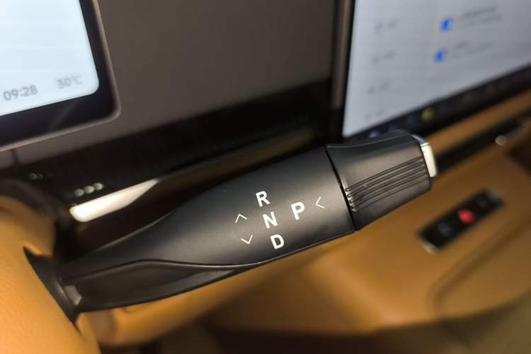 Used VOYAH Dream 2025 PHEV Four-Wheel Drive Prestige Kunpeng Edition Gear Lever