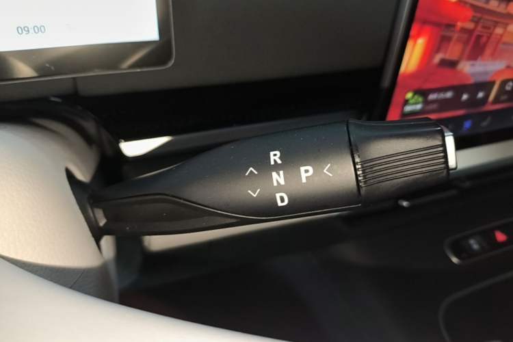 Used VOYAH Dream 2025 PHEV Four-Wheel Drive Prestige Kunpeng Edition Gear Lever