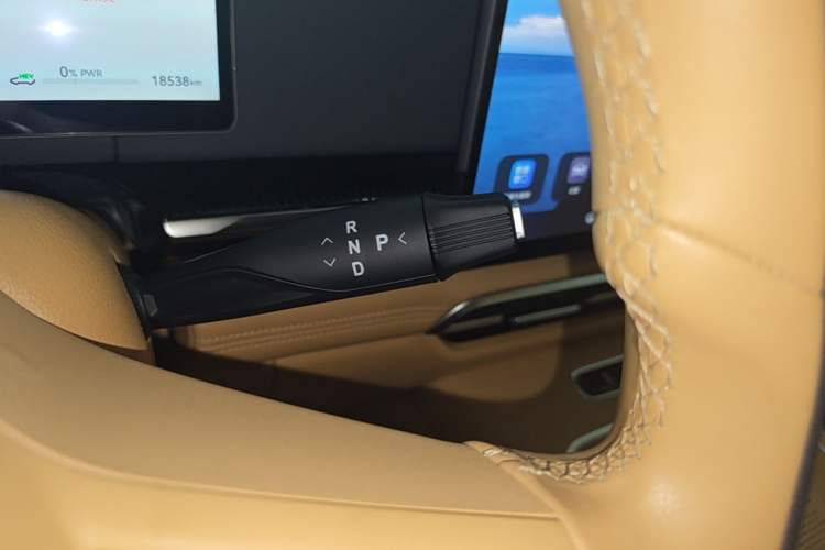 Used VOYAH Dream 2025 PHEV Four-Wheel Drive Prestige Qiankun Edition Gear Lever