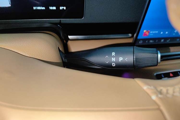 Used VOYAH Dream 2025 PHEV Four-Wheel-Drive Flagship Kunpeng Edition Gear Lever