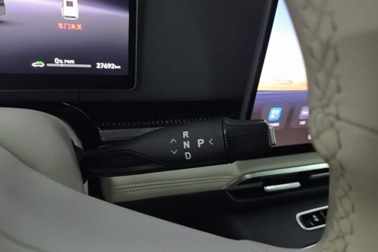 Used VOYAH Dream 2025 PHEV Four-Wheel Drive Excellence Qiankun Edition Gear Lever