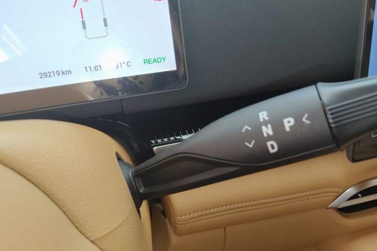 Used VOYAH Dream 2025 PHEV Four-Wheel Drive Excellence Kunpeng Edition Gear Lever