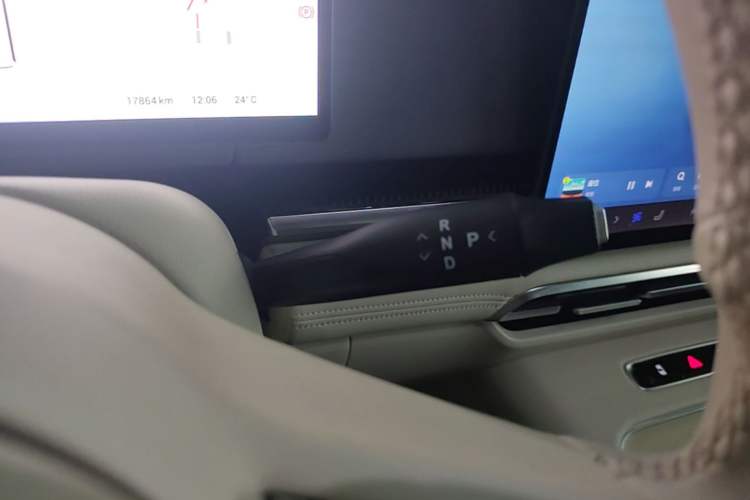 Used VOYAH Dream 2025 PHEV Four-Wheel Drive Prestige Kunpeng Edition Gear Lever