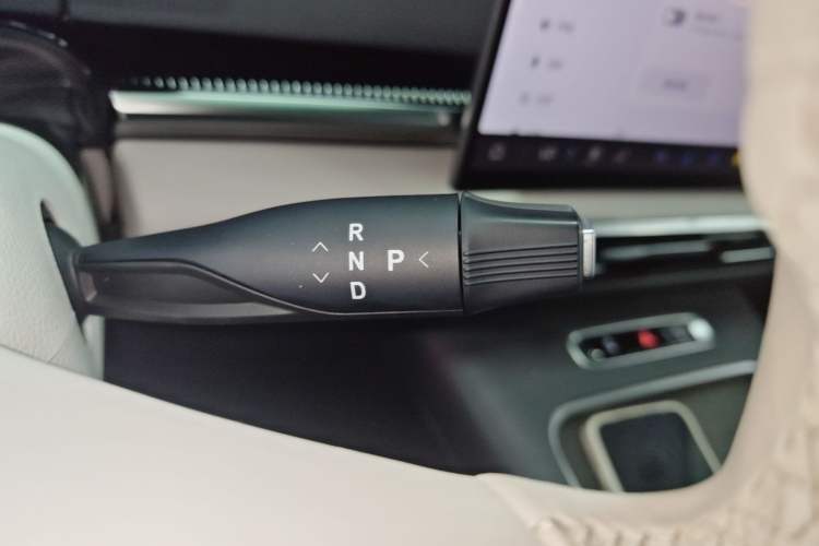 Used VOYAH Dream 2025 PHEV Four-Wheel Drive Prestige Kunpeng Edition Gear Lever