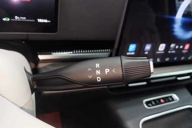 Used VOYAH Dream 2025 PHEV Four-Wheel Drive Prestige Qiankun Edition Gear Lever