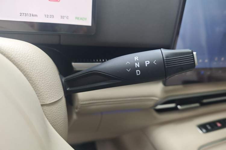 Used VOYAH Dream 2025 PHEV Four-Wheel-Drive Flagship Kunpeng Edition Gear Lever
