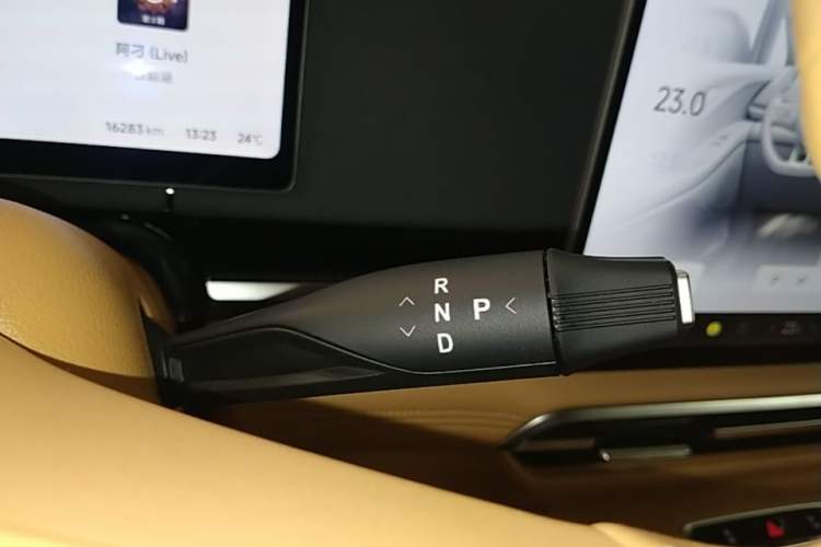 Used VOYAH Dream 2025 PHEV Four-Wheel Drive Prestige Kunpeng Edition Gear Lever