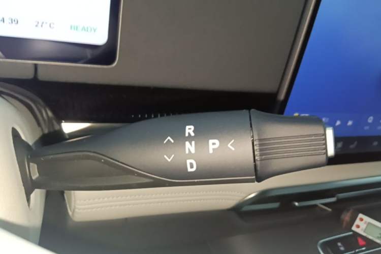 Used VOYAH Dream 2025 PHEV Four-Wheel Drive Prestige Kunpeng Edition Gear Lever