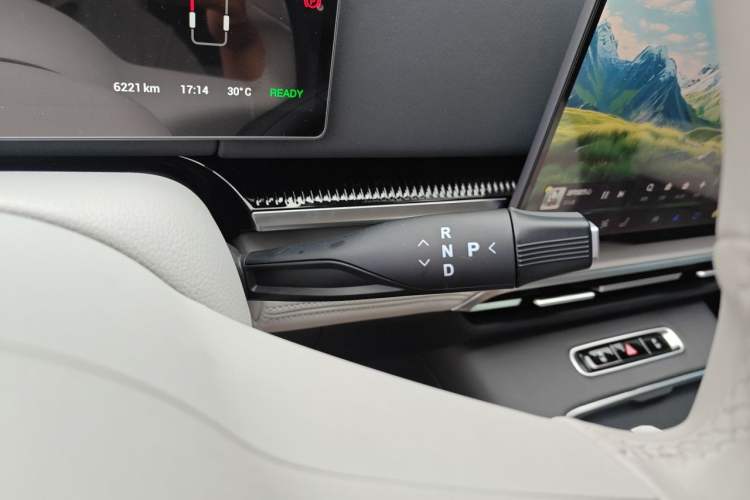 Used VOYAH Dream 2025 PHEV Four-Wheel Drive Prestige Kunpeng Edition Gear Lever