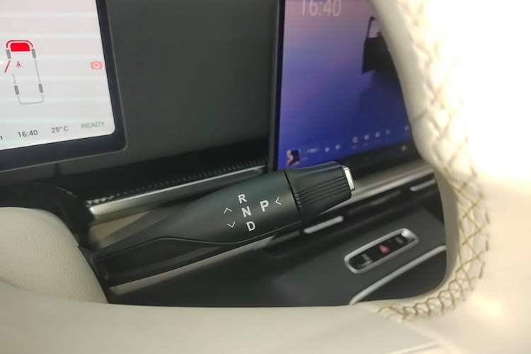 Used VOYAH Dream 2025 PHEV Four-Wheel Drive Prestige Kunpeng Edition Gear Lever