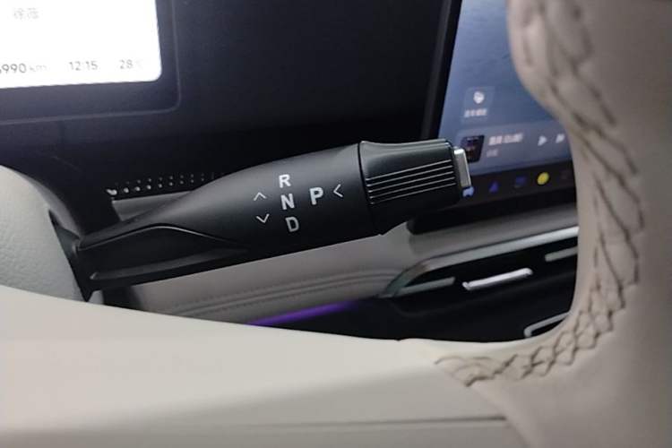 Used VOYAH Dream 2025 PHEV Four-Wheel Drive Prestige Kunpeng Edition Gear Lever