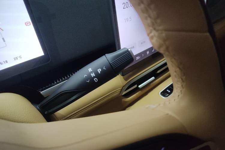 Used VOYAH Dream 2025 PHEV Four-Wheel Drive Excellence Kunpeng Edition Gear Lever