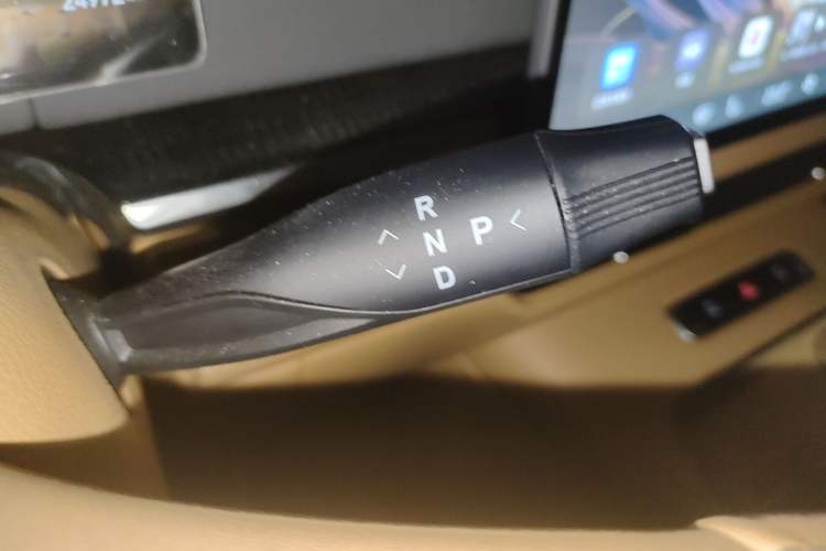 Used VOYAH Dream 2025 EV Four-Wheel Drive Prestige Qiankun Edition Gear Lever