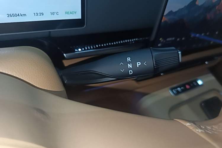 Used VOYAH Dream 2025 PHEV Four-Wheel Drive Prestige Kunpeng Edition Gear Lever
