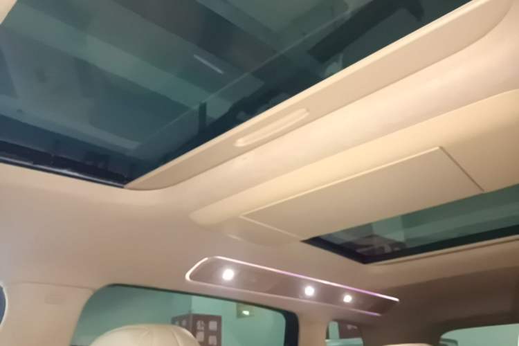 Used VOYAH Dream 2025 PHEV Four-Wheel-Drive Flagship Kunpeng Edition Headliner