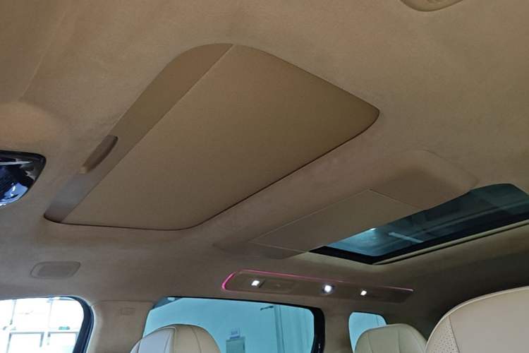 Used VOYAH Dream 2025 PHEV Four-Wheel-Drive Flagship Kunpeng Edition Headliner